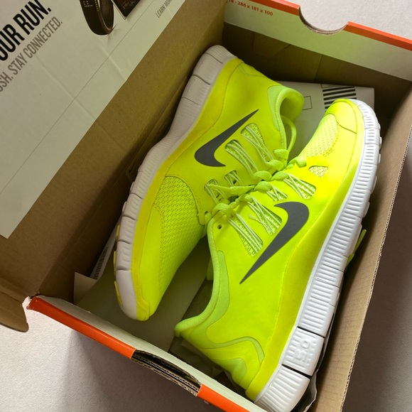 WOMENS NIKE FREE 5.0+ SIZE 6 COLOR BRIGHT GREEN - Picture 1 of 7